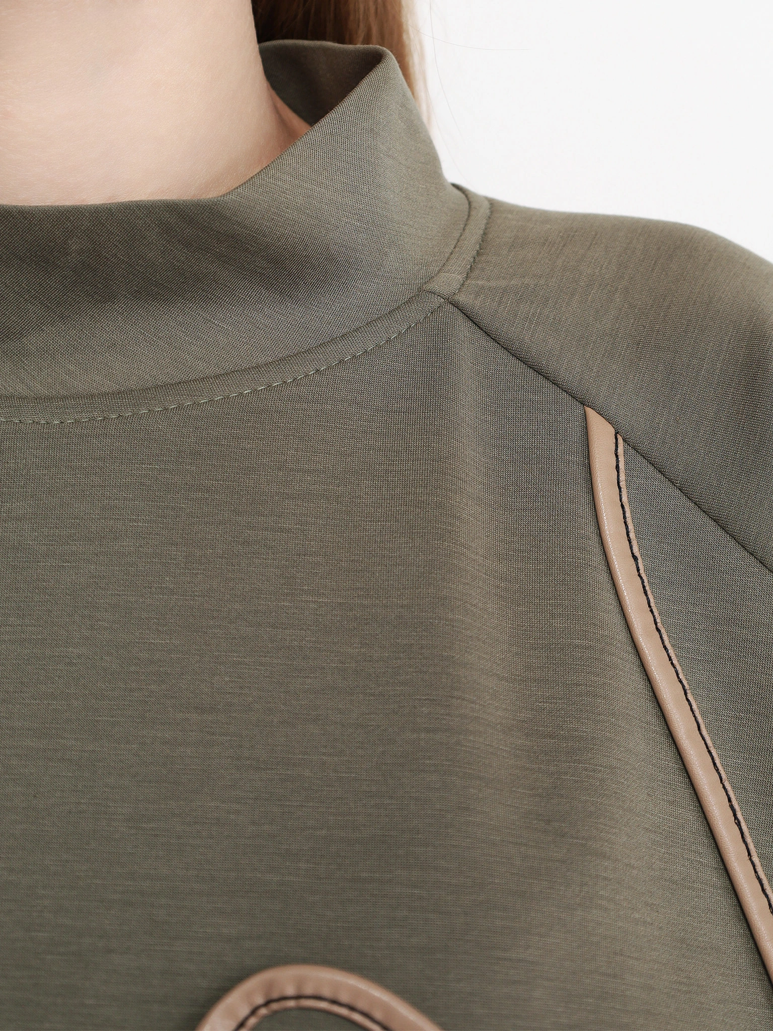 Джемпер цвета хаки с декоративной контрастной отделкой